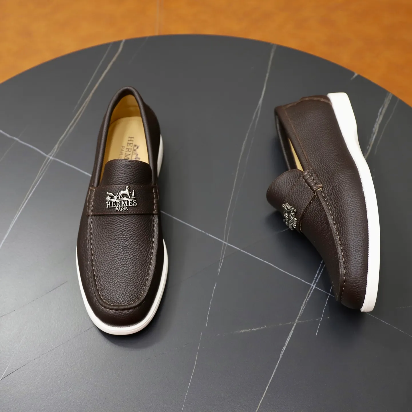 Ex-factory price: 560💰Hermès/Hermès slip-on men's shoes. This shoe is made of imported pebbled cowhide. It has simple and smooth lines and is combined with aerodynamically designed 3CM rubber foam ultra-light soles! Youthful and fashionable, classic H-shaped hardware buckle decoration, calf lining gently wraps the feet, with logo cowhide feet, casual and urban style, highlighting youthful vitality, sports and leisure version, super versatile, code number: 38-39-40-41-42-43-44 standard leather shoe size (45 can be customized but does not support returns)